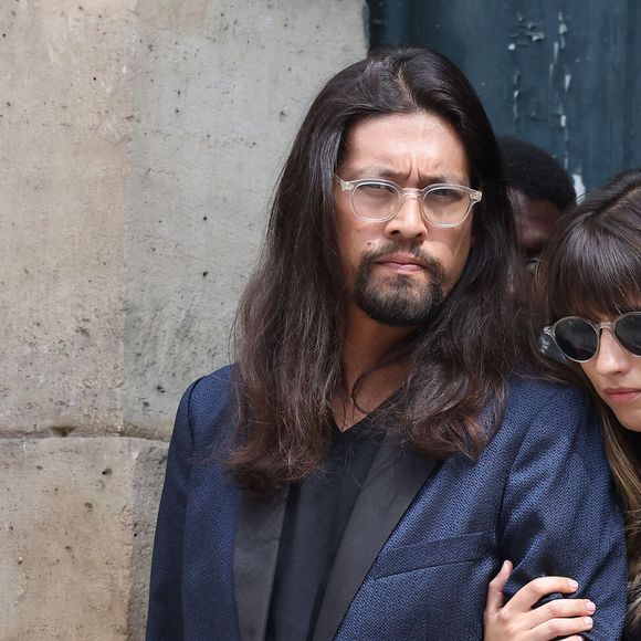 Il confie également avoir hérité de l’insomnie, une pathologie qu’il partageait avec Serge Gainsbourg.

Lucien Gainsbourg (Lulu) et sa compagne - Sorties des célébrités aux obsèques de Jane Birkin en l'église Saint-Roch à Paris. Le 24 juillet 2023
© Jacovides-KD Niko / Bestimage