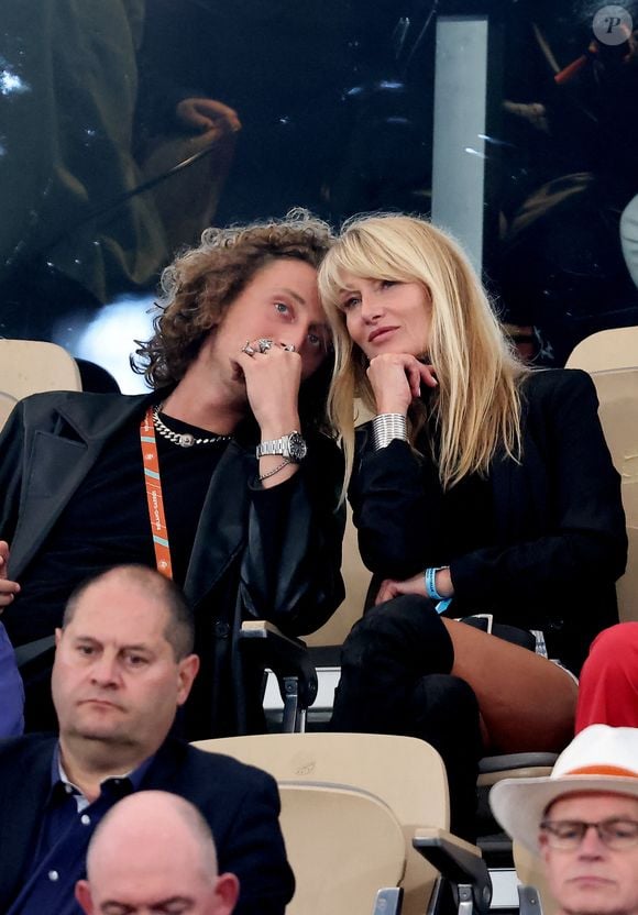 Isabelle Camus et son fils Joalukas Noah dans les tribunes des Internationaux de France de tennis de Roland Garros 2024 à Paris, France, le 31 mai 2024. © Jacovides-Moreau/Bestimage
