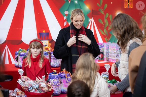 La princesse Charlène de Monaco, La princesse Gabriella de Monaco, comtesse de Carladès - La famille princière de Monaco offre les traditionnels cadeaux de Noël aux enfants monégasques dans la Cour du Palais Princier, le 18 décembre 2024. 
© Olivier Huitel / Pool Monaco / Bestimage