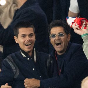 Jamel Debbouze et son fils Léon Debbouze - Célébrités dans les tribunes lors du match retour de la Ligue Des Champions 2024-2025 (LDC) "PSG - Arsenal" (2-1) au Parc des Princes à Paris le 7 mai 2025. © Cyril Moreau/Bestimage