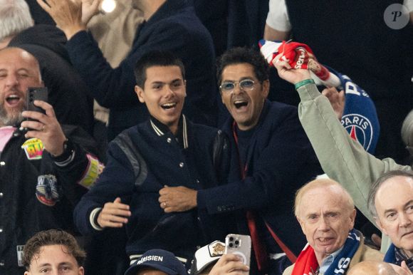 Jamel Debbouze et son fils Léon Debbouze - Célébrités dans les tribunes lors du match retour de la Ligue Des Champions 2024-2025 (LDC) "PSG - Arsenal" (2-1) au Parc des Princes à Paris le 7 mai 2025. © Cyril Moreau/Bestimage