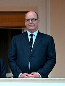 Albert de Monaco très loin de sa femme Charlene et de leurs enfants, il peut compter sur sa soeur Stéphanie et son clan