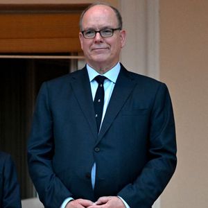 Bien arrivé au Japon, le prince Albert (67 ans) est parti avec sa soeur cadette, la princesse Stéphanie (60 ans) et ses enfants Louis Ducruet (et son épouse Marie), Pauline Ducruet et Camille Gottlieb

Le prince Albert II de Monaco, Le prince Jacques de Monaco, marquis des Baux lors de la célébration de la fête de la Saint Jean sur la Place du Palais princier de Monaco
© Bruno Bebert / Bestimage