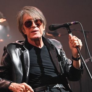 Jacques Dutronc et Thomas Dutronc en showcase de leur tournée "Dutronc & Dutronc" au Centre Evénementiel de Courbevoie le 11 avril 2022. Jacques et Thomas Dutronc se rejoignent sur scène pour une tournée unique !  Père et fils, monstres sacrés de la scène française, vous donnent rendez-vous pour des concerts exceptionnels sous le signe du partage et de la complicité. Deux artistes hors du commun à retrouver sur les routes de France. © Coadic Guirec/Bestimage