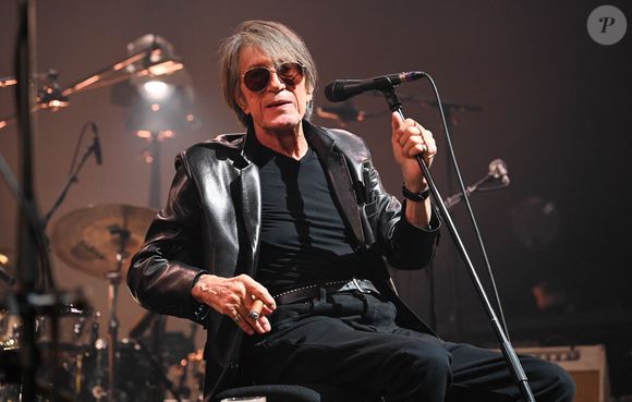 Jacques Dutronc et Thomas Dutronc en showcase de leur tournée "Dutronc & Dutronc" au Centre Evénementiel de Courbevoie le 11 avril 2022. Jacques et Thomas Dutronc se rejoignent sur scène pour une tournée unique !  Père et fils, monstres sacrés de la scène française, vous donnent rendez-vous pour des concerts exceptionnels sous le signe du partage et de la complicité. Deux artistes hors du commun à retrouver sur les routes de France. © Coadic Guirec/Bestimage