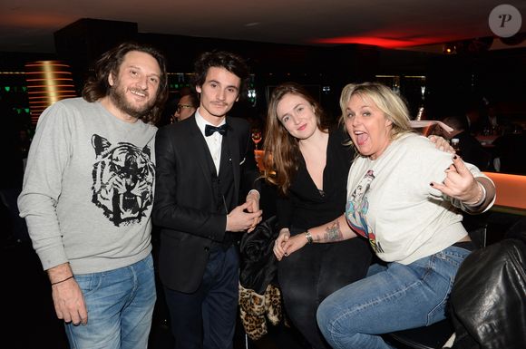 Elle a désormais retrouvé l'amour dans les bras de Régis et est restée très proche de ses enfants...

Exclusif - Valérie Damidot, sa fille Roxanne, son fils Norman, et son compagnon Régis - Valérie Damidot aux platines du restaurant La Gioia lors de la soirée "Les musiques de la Gioia" à Paris, le 17 décembre 2014. Rachid Bellak / BESTIMAGE