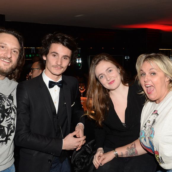 Elle a désormais retrouvé l'amour dans les bras de Régis et est restée très proche de ses enfants...

Exclusif - Valérie Damidot, sa fille Roxanne, son fils Norman, et son compagnon Régis - Valérie Damidot aux platines du restaurant La Gioia lors de la soirée "Les musiques de la Gioia" à Paris, le 17 décembre 2014. Rachid Bellak / BESTIMAGE