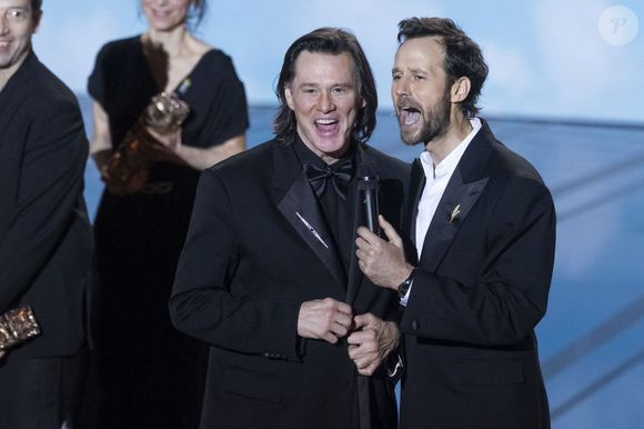Jim Carrey (César d'honneur) et Benjamin Lavernhe (broche de la Maison Chaumet) lors de la 51ème cérémonie des César à l'Olympia à Paris, France, le 26 février 2025 © Borde-Jacovides/Bestimage
