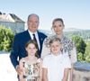 Quand ils ne travaillent pas, Albert II, Charlène de Monaco et leurs enfants aiment se réfugier dans leur havre de paix à Roc Agel.

Le prince Albert II de Monaco, la princesse Charlène de Monaco, le prince Jacques de Monaco, marquis des Baux, et la princesse Gabriella de Monaco, comtesse de Carladès, ont été accueillis à Mur-de-Barrez en aveyron par M. Pierre Ignace, le maire de la commune et membre de la délégation officielle française lors de la récente visite d’État à Monaco. © NivierePool/Bestimage
