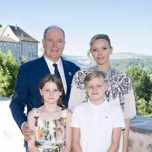 Quand ils ne travaillent pas, Albert II, Charlène de Monaco et leurs enfants aiment se réfugier dans leur havre de paix à Roc Agel.

Le prince Albert II de Monaco, la princesse Charlène de Monaco, le prince Jacques de Monaco, marquis des Baux, et la princesse Gabriella de Monaco, comtesse de Carladès, ont été accueillis à Mur-de-Barrez en aveyron par M. Pierre Ignace, le maire de la commune et membre de la délégation officielle française lors de la récente visite d’État à Monaco. © NivierePool/Bestimage
