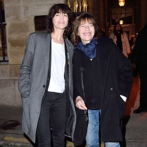 Charlotte Gainsbourg et sa mère Jane Birkin quittent le ministère de la Culture à l'issue d'une cérémonie au cours de laquelle Charlotte s'est vu décerner la médaille d'Officier des Arts et des Lettres, à Paris, en France, le 20 décembre 2017. Photo : Aurore Marechal/ABACAPRESS.COM