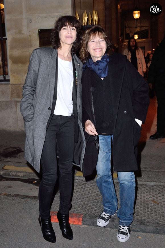 Charlotte Gainsbourg et sa mère Jane Birkin quittent le ministère de la Culture à l'issue d'une cérémonie au cours de laquelle Charlotte s'est vu décerner la médaille d'Officier des Arts et des Lettres, à Paris, en France, le 20 décembre 2017. Photo : Aurore Marechal/ABACAPRESS.COM
