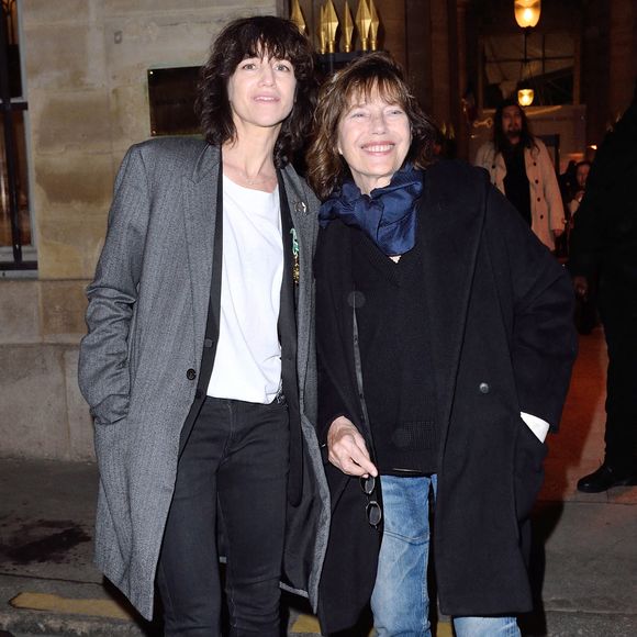 Charlotte Gainsbourg et sa mère Jane Birkin quittent le ministère de la Culture à l'issue d'une cérémonie au cours de laquelle Charlotte s'est vu décerner la médaille d'Officier des Arts et des Lettres, à Paris, en France, le 20 décembre 2017. Photo : Aurore Marechal/ABACAPRESS.COM