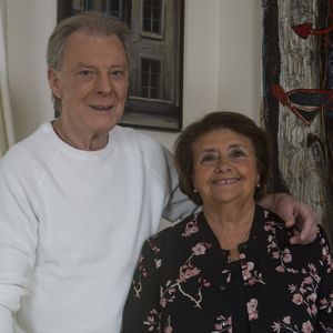 "On apprend qu'il n'y a plus un mais trois nodules, dont un sur le tibia."

Herbert Léonard et sa femme Cléo chez eux à Barbizon en 2016
©JLPPA / Bestimage