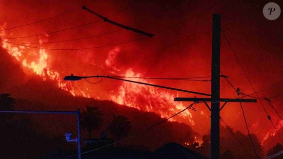 7 janvier 2025, Malibu, Californie, États-Unis : Un incendie s'est déclaré le 7 janvier 2025, vu de la PCH (Pacific Coast Highway) dans la ville cossue de Pacific Palisades, à la périphérie de Malibu, en Californie, en raison des vents exceptionnellement forts de Santa Ana qui ont dépassé les 100 MPH (Image de crédit : © Amy Katz/ZUMA Press Wire).