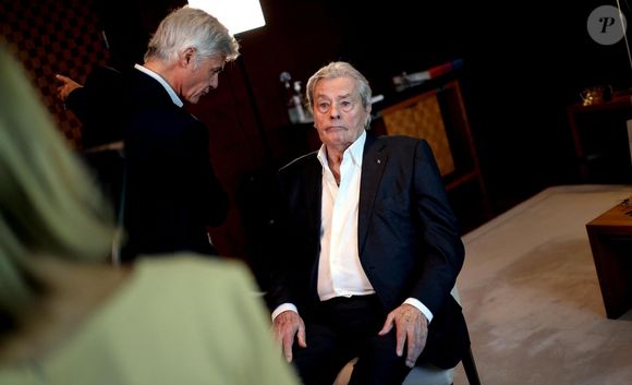 Exclusif - Cyril Viguier et Alain Delon lors d'un tournage avec Cyril.Viguier sur la terrasse du siège de Vivendi à Paris le 8 juillet 2022.
Alain Delon se mobilise pour l'Ukraine en récitant des extraits de "Notre âme ne peut pas mourir" du poète et héros national ukrainien, Taras Chevtchenko. Produit par Cyril.Viguier, le tournage s'est déroulé dans les locaux et sur la terrasse du siège de Vivendi à Paris.

© Dominique Jacovides / Bestimage