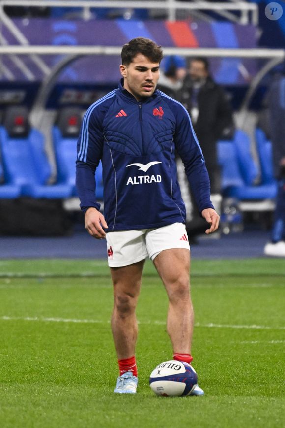 On peut voir Antoine Dupont en train de se préparer avant son entrée sur scène

Antoine Dupont avant le test match entre la France et l'Argentine au Stade de France le 22 novembre 2024. ( Photo Bestimage)