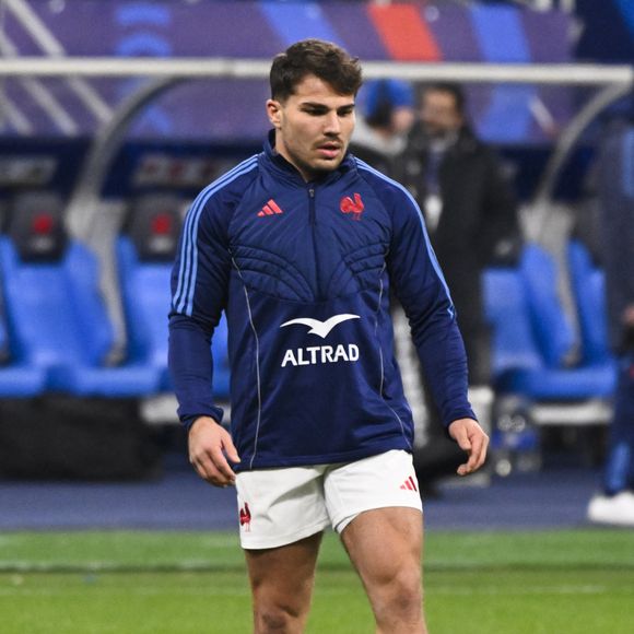 On peut voir Antoine Dupont en train de se préparer avant son entrée sur scène

Antoine Dupont avant le test match entre la France et l'Argentine au Stade de France le 22 novembre 2024. ( Photo Bestimage)