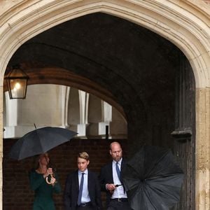 Le prince George de Galles, fait sa rentrée au collège d'Eton entouré de ses parents, le prince William, prince de Galles, et Catherine (Kate) Middleton, princesse de Galles, le 8 septembre 2026.  © PA Wire/PA Images / Bestimage