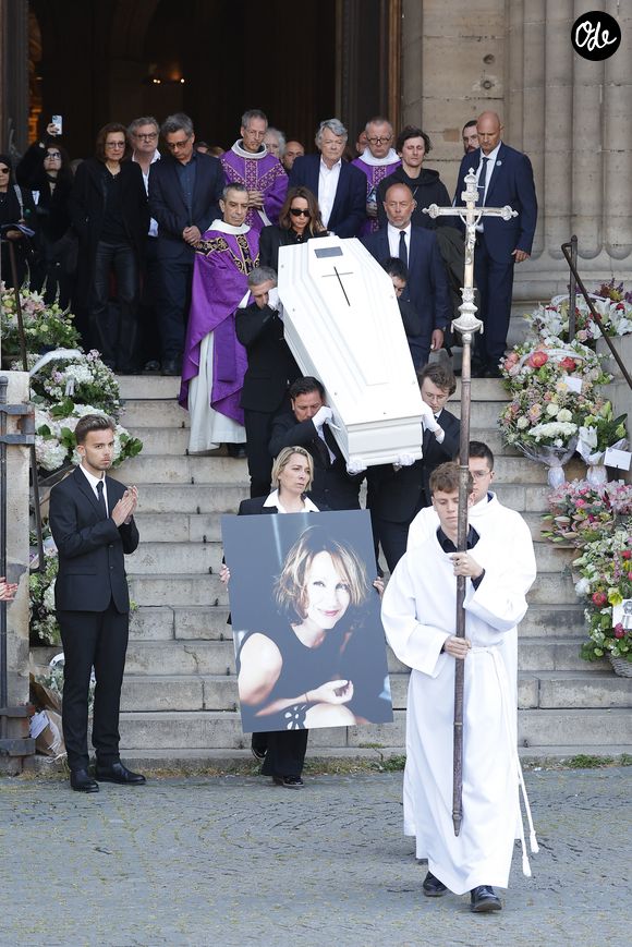 Laura Smet et son mari Raphaël Lancrey-Javal, Jean-Louis Borloo - Sorties des obsèques de Nathalie Baye en l'église Saint-Sulpice à Paris le 24 avril 2026. © Dominique Jacovides - Coadic Guirec / Bestimage