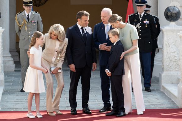 Les relations personnelles entre les Macron et les souverains monégasques sont étroites et durables, grâce à de nombreuses rencontres officielles ces dernières années.

Le président français Emmanuel Macron et son épouse Brigitte Macron aux côtés du prince Albert II de Monaco, de la princesse Charlène et de leurs enfants Gabriella et Jacques, lors d'une cérémonie d'accueil à leur arrivée pour une visite d'État de deux jours au Palais Princier de Monaco, le 07 juin 2025. Photo par David NIVIERE/ABACAPRESS.COM