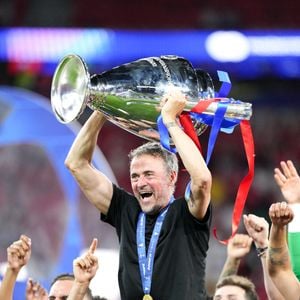 L'entraîneur Luis Enrique du Paris Saint-Germain F.C. soulève le trophée après avoir remporté le match de la finale de la Ligue des champions de l'UEFA 2026 entre le Paris Saint-Germain F.C. et Arsenal F.C. à la Puskas Arena le 30 mai 2026 à Budapest, en Hongrie. © SPP / PsnewZ / Bestimage