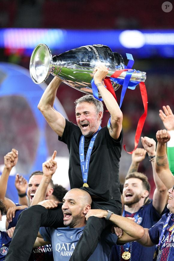 L'entraîneur Luis Enrique du Paris Saint-Germain F.C. soulève le trophée après avoir remporté le match de la finale de la Ligue des champions de l'UEFA 2026 entre le Paris Saint-Germain F.C. et Arsenal F.C. à la Puskas Arena le 30 mai 2026 à Budapest, en Hongrie. © SPP / PsnewZ / Bestimage