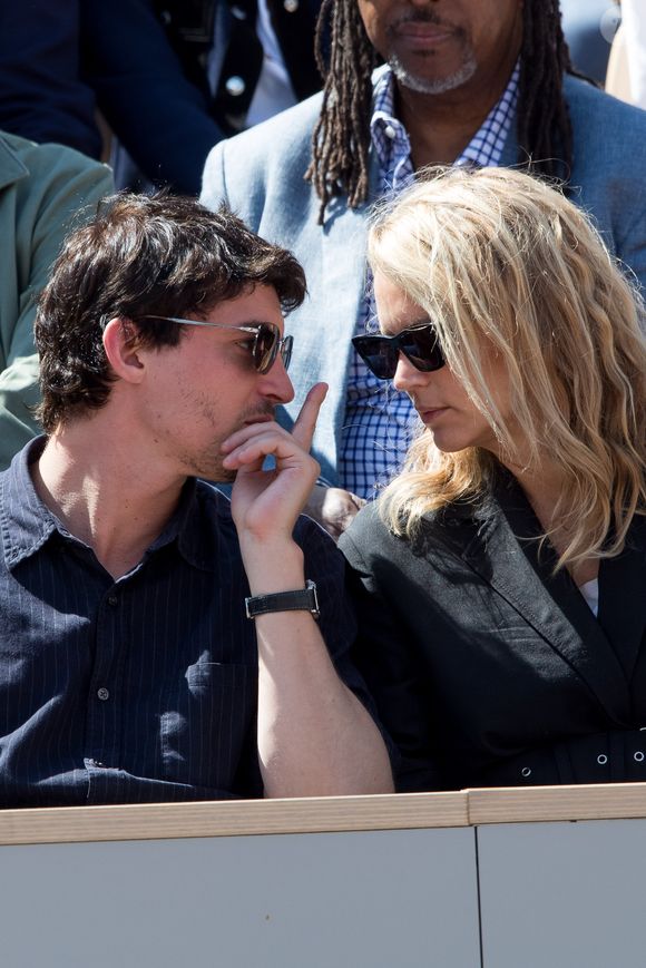 Virginie Efira et son compagnon Niels Schneider dans les tribunes des internationaux de France de tennis de Roland Garros à Paris, France, le 8 juin 2019. © Jacovides / Moreau/Bestimage