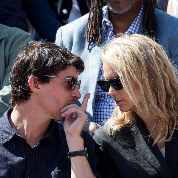 Virginie Efira et son compagnon Niels Schneider dans les tribunes des internationaux de France de tennis de Roland Garros à Paris, France, le 8 juin 2019. © Jacovides / Moreau/Bestimage