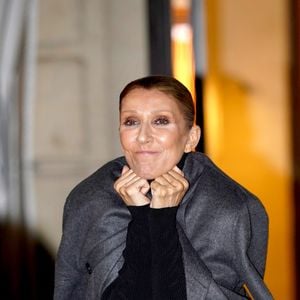 Céline Dion saluant ses fans à son arrivée devant son hôtel, à Paris. © Backgrid USA / Bestimage