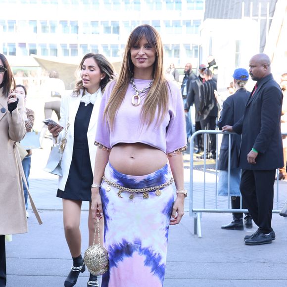 La Miss France 2010 était parée d'une ravissante tenue rose et bleu, composée d'un crop top et d'une longue jupe

Miss France 2010 Malika Ménard (enceinte) arrive au défilé Rabanne Mode Collection Prêt-à-Porter Automne/Hiver 2025-2026 lors de la Fashion Week de Paris (PFW) au siège de l'Unesco, à Paris, France, le 6 mars 2025. © Denis Guignebourg/Bestimage