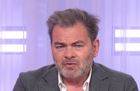 Clovis Cornillac évoque sa mère et Niels Arestrup dans l'émission "Clique"