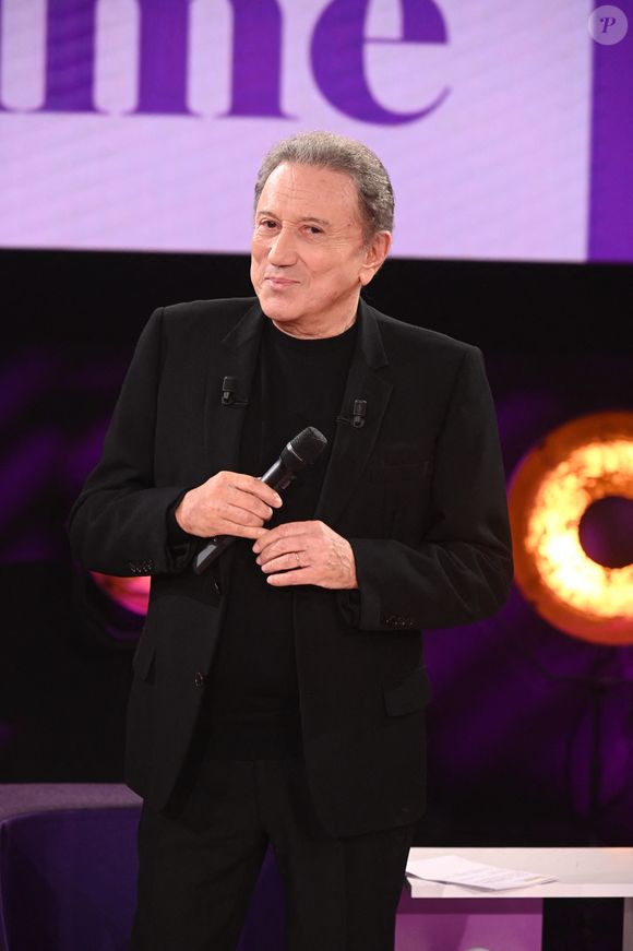 Exclusif - Michel Drucker lors de l'enregistrement de l'émission "Famille je vous aime" présentée par M.Drucker et qui sera diffusée le 29 décembre sur France 3, au studio Rive gauche, à Paris, France, le 2 décembre 2025. © Gaffiot-Perusseau/Bestimage