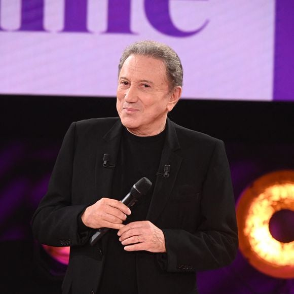 Exclusif - Michel Drucker lors de l'enregistrement de l'émission "Famille je vous aime" présentée par M.Drucker et qui sera diffusée le 29 décembre sur France 3, au studio Rive gauche, à Paris, France, le 2 décembre 2025. © Gaffiot-Perusseau/Bestimage