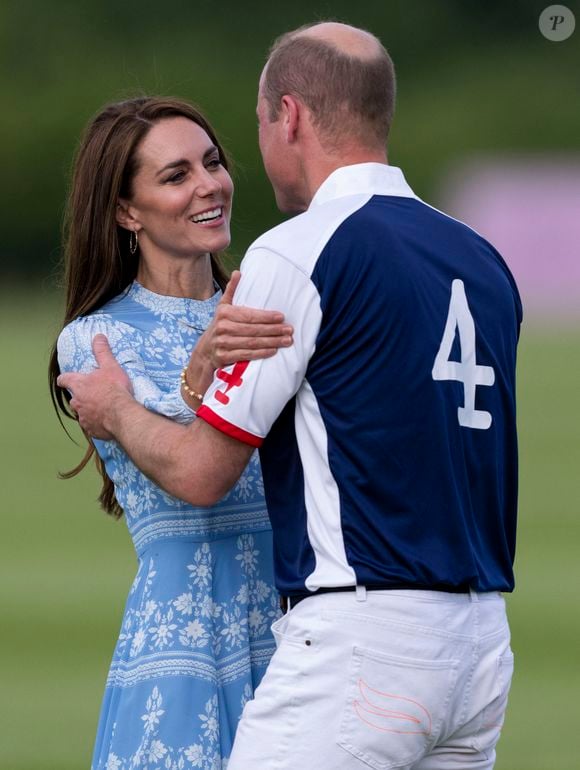 Si désormais, Kate Middleton le taquine volontiers à ce sujet, sur le coup, elle aurait ri jaune... Un moment que son époux n'oubliera probablement jamais.

Catherine Kate Middleton, princesse de Galles, le prince William, prince de Galles - 6 juillet 2023 à la Out-Sourcing Inc. Royal Charity Polo Cup 2023 au Guards Polo Club