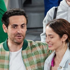 Camille Combal et sa femme Marie en tribunes lors des Internationaux de France de tennis de Roland Garros 2023, à Paris, France, le 6 juin 2023. © Jacovides-Moreau/Bestimage