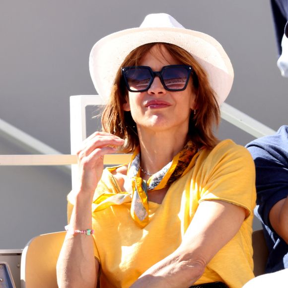 Sophie Marceau - Célébrités dans les tribunes de la finale homme des Internationaux de France de tennis de Roland Garros 2024 à Paris le 9 juin 2024. © Jacovides-Moreau/Bestimage