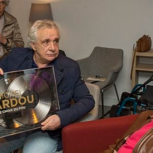 Exclusif - Michel Sardou pose avec son double disque de platine devant Jean-Paul Belmondo - People au concert ultime de Michel Sardou pour la dernière date de son spectacle "La dernière danse" à la Seine Musicale à Boulogne-Billancourt le 11 avril 2018. Le chanteur a rassemblé plus de 400 000 spectateurs pour une tournée de 82 concerts. © Pierre Perusseau/Bestimage