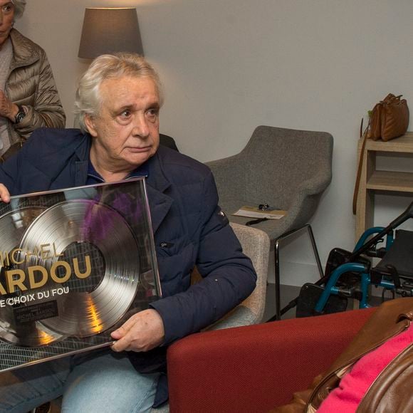 Exclusif - Michel Sardou pose avec son double disque de platine devant Jean-Paul Belmondo - People au concert ultime de Michel Sardou pour la dernière date de son spectacle "La dernière danse" à la Seine Musicale à Boulogne-Billancourt le 11 avril 2018. Le chanteur a rassemblé plus de 400 000 spectateurs pour une tournée de 82 concerts. © Pierre Perusseau/Bestimage