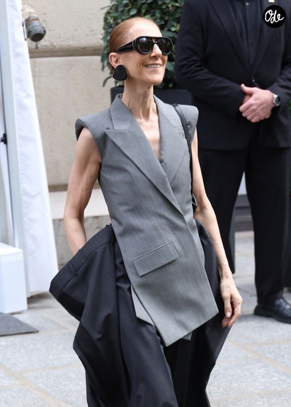 Céline Dion sort de l'hôtel Royal Monceau à Paris le 3 octobre 2026 © Denis Guignebourg / Bestimage