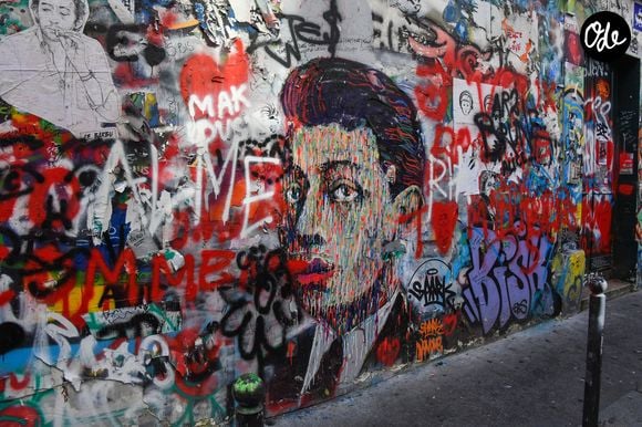 Ces formules permettent ainsi à des entreprises comme à des particuliers d’organiser un événement au cœur des lieux liés à la vie et à l’œuvre de Serge Gainsbourg, avec des prestations personnalisables selon les besoins.

Maison de Serge Gainsbourg (35ème anniversaire de sa mort) à Paris, France, le 2 mars 2026. © Alexandre Fay/PixPlanete/Bestimage
