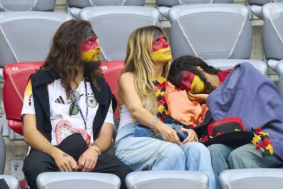 Heidi Klum GNTM avec son mari Tom Kaulitz et ses quatre enfants Lou à côté d'elle, Johan, Henry et Leni avec son petit ami Aris Rachevsky lors du match de la phase de groupe ALLEMAGNE - ECOSSE 5-1 du Championnat d'Europe 2024 de l'UEFA, le 14 juin 2024 à Munich, Allemagne. Photo de Imago/ABACAPRESS.COM
