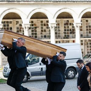 Arrivée du cerceuil - Obsèques d'Isabelle Mergault à la Coupole du Père-Lachaise à Paris le 30 mars 2026. © Cyril Moreau - Dominique Jacovides / Bestimage
