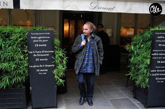 Membre du jury Michel Houellebecq sortant du restaurant Douant apres la remise du prix - Les membres du jury remettent le Prix '30 Millions d'Amis' au roman 'Melodie' de l'ecrivain franco-japonais Akira Mizubayashi au restaurant Drouant a Paris, le 19 novembre 2013. Agence / Bestimage