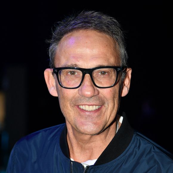 Céline Collonge, sa comparse, a d'ailleurs affirmé disposer d’"une trentaine d’attestations" confirmant le problème.

Julien Courbet - Jannik Sinner remporte le Rolex Paris Masters 2025 face à Félix Auger-Aliassime à la Défense Arena le 2 novembre 2025 . © Veeren/Bestimage