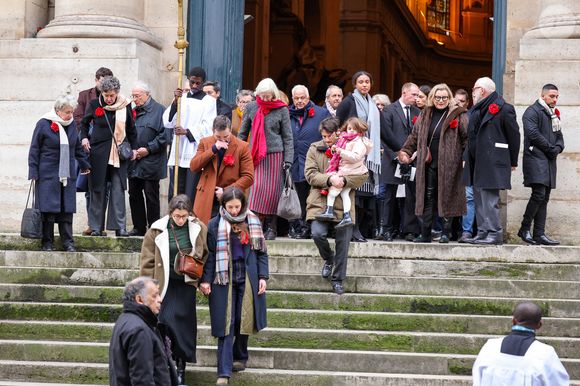 Pia Laborde et Gabrièle Laborde, les filles de C.Laborde, Françoise Laborde et Geneviève Laborde, les soeurs de la défunte, Thomas Stern, le mari de la défunte et les proches de C.Laborde - Sortie des obsèques de Catherine Laborde en l’église Saint-Roch à Paris, le 6 février 2025. Décédée le 28 janvier 2025 à l'âge de 73 ans, l'ancienne présentatrice météo de TF1 (1988 - 2017) était atteinte de la maladie neurodégénérative à corps de Lewy. 
© Jacovides - Moreau / Bestimage