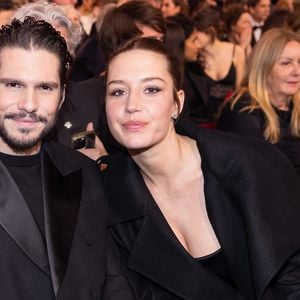 Derrière cette scène cocasse, François Civil reste fidèle à sa relation avec Adèle, qui dure depuis plus d’un an. 

Adèle Exarchopoulos et son compagnon François Civil - Cérémonie de la 50ème édition de la cérémonie des César à l'Olympia à Paris, France, le 28 février 2025 © Dominique Jacovides - Olivier Borde / Bestimage