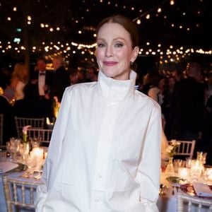 Cette année, c'est l'actrice américaine Julianne Moore qui a reçu le prestigieux prix de la soirée, dans une robe blanc cassé Bottega Veneta, succédant ainsi à Nicole Kidman.

Julianne Moore (Prix Women in Motion 2026) - Soirée "Kering Women in Motion Awards" à la Place de la Castre lors du 79ème Festival International du Film de Cannes. Le 17 mai 2026.

© Olivier Borde / Bestimage