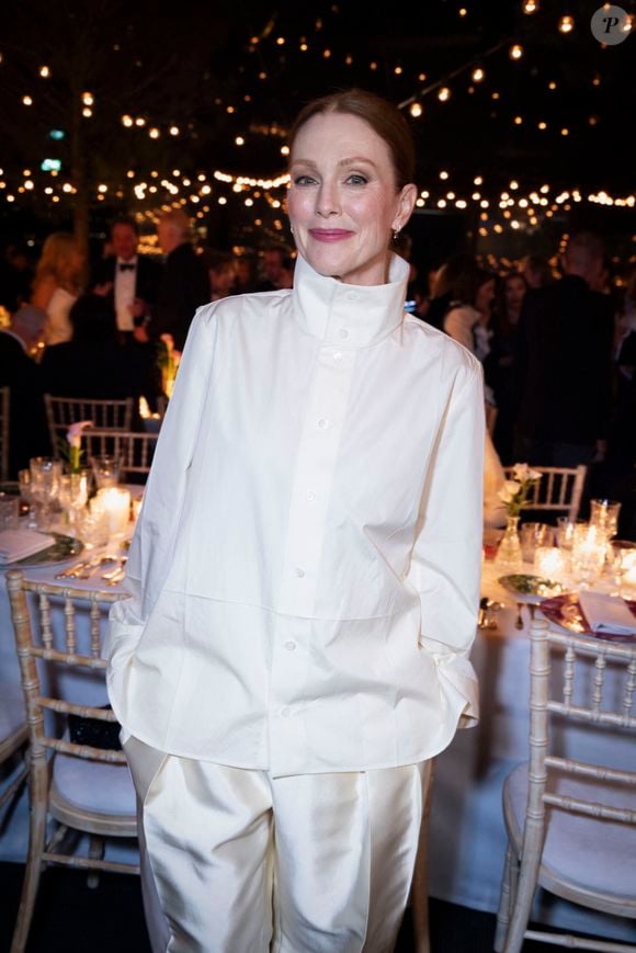 Cette année, c'est l'actrice américaine Julianne Moore qui a reçu le prestigieux prix de la soirée, dans une robe blanc cassé Bottega Veneta, succédant ainsi à Nicole Kidman.

Julianne Moore (Prix Women in Motion 2026) - Soirée "Kering Women in Motion Awards" à la Place de la Castre lors du 79ème Festival International du Film de Cannes. Le 17 mai 2026.

© Olivier Borde / Bestimage