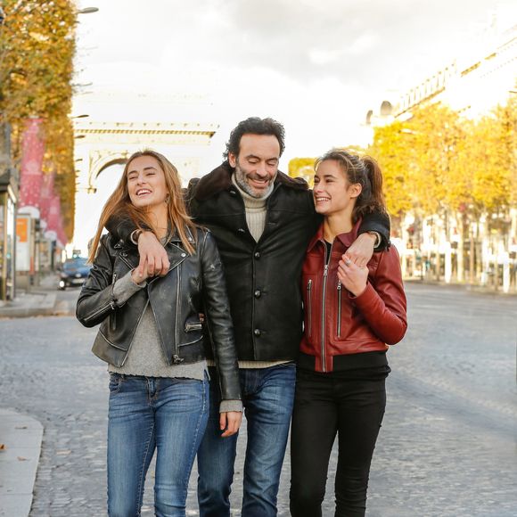Exclusif - Rendez-vous avec Anthony Delon et ses filles Loup et Liv sur les Champs-Elysées à Paris, France, le 26 novembre 2017. © Philippe Doignon/Bestimage